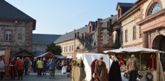 Mittelaltermarkt in Mainz an Ostern an der Reduit: Falknerei, Feuershow, Mittelalter-Bands