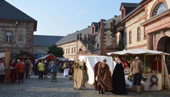 Mittelaltermarkt in Mainz an Ostern an der Reduit: Falknerei, Feuershow, Mittelalter-Bands
