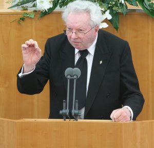 Monsignore Klaus Mayer am Rednerpult im Mainzer Stadtrat im Jahr 2010. - Foto: Bistum Mainz