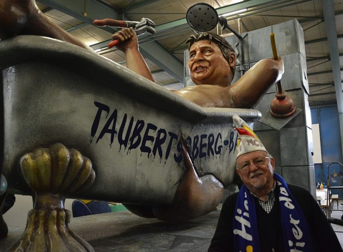 Baby Trump, wackelnder Bibelturm, Fossil Merkel und Rohrkrepierer Schulz – Bissige Motivwagen 2018 nehmen Politik aufs Korn