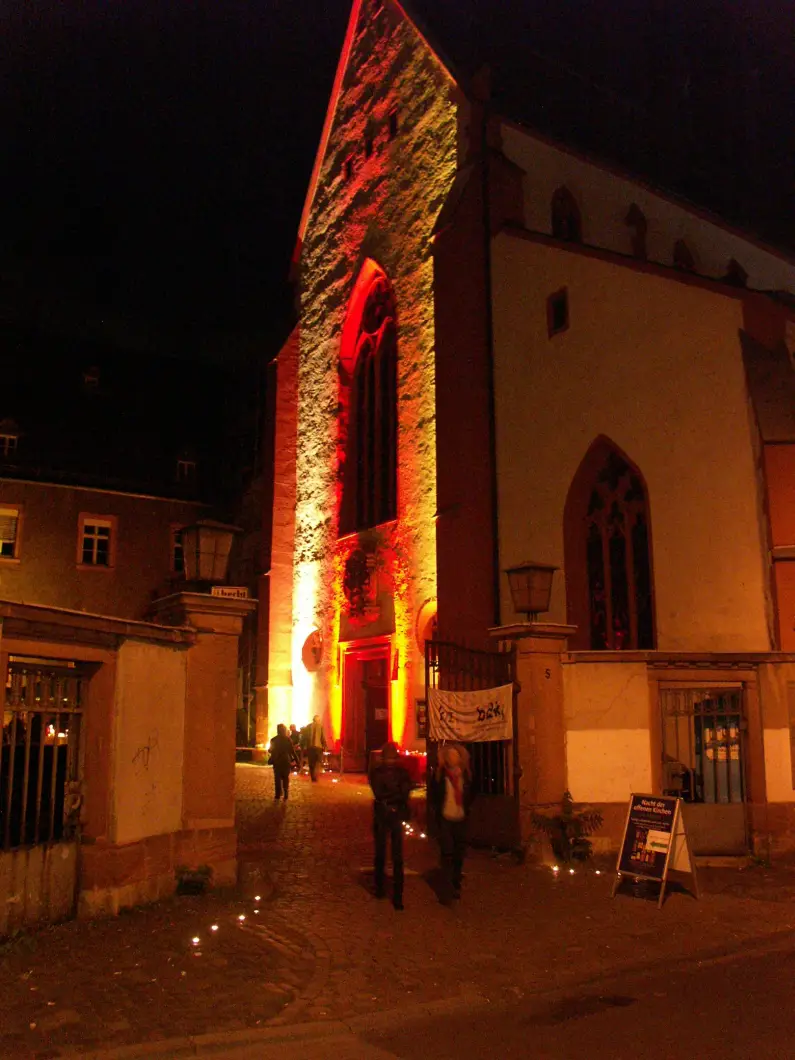 Beleuchtete Außenfassade einer Kirche bei der Nacht der Offenen Kirchen - Foto: EKHN