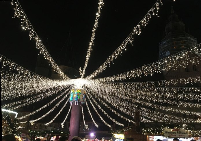 44. Mainzer Weihnachtsmarkt eröffnet – Markt strahlt unter neuem Lichterhimmel – Mainz-Geschenke und Französischer Marché