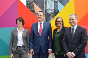 Daniel Gahr (ganz rechts) bei seiner Vorstellung Ende 2016 als designierter neuer Vorstandschef der Mainzer Stadtwerke, mit Michael Ebling (SPD), damals Oberbürgermeister von Mainz und heute Innenminister von Rheinland-Pfalz. - Foto: gik