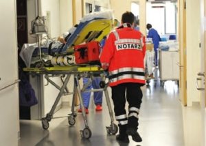 Ein Notarzt liefert einen Patienten im Mainzer Universitätsklinikum an - dies ist ein Symbolbild. - Foto: Unimedizin Mainz
