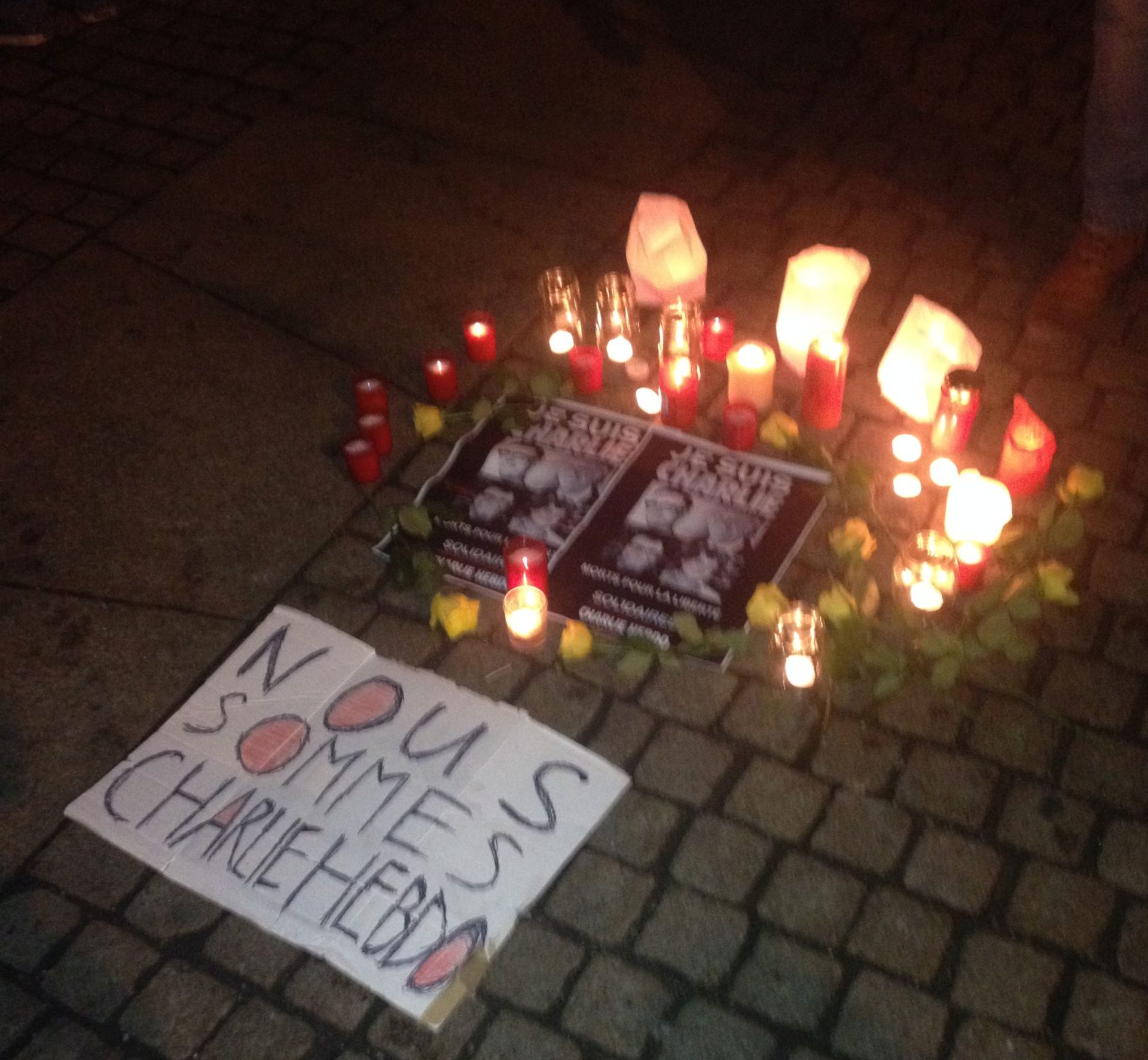 Nous sommes Charlie mit Kerzen Mainz - Foto Benjamin Weiß