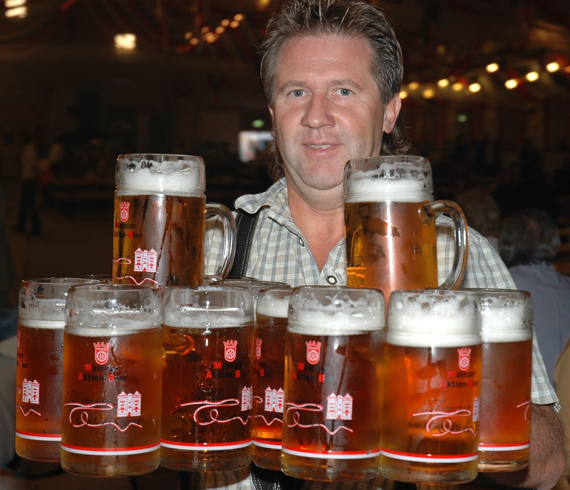 Feiern wie auf der Wies'n mit Maß Bier, serviert von Oberkellner Gerhard - Foto: Mainzer Oktoberfest
