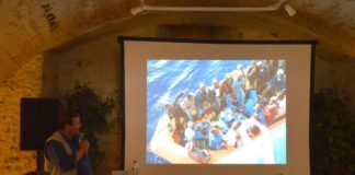 Fallschirm Mensch will eine Gedenkstätte für Menschen, die auf der Flucht gestorben sind