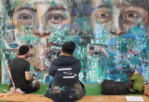 Wandgemälde zum Thema Flüchtlinge beim Open Ohr in Mainz. - Foto: gik