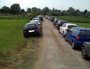 Zugeparkte Feldwege am Deich des Mombacher Rheinufers - mit dem Auto hier hineinfahren ist verboten. - Foto: Stadt Mainz