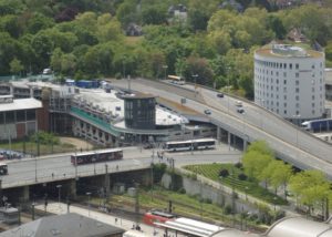 Blick von den Bonifaziustürmen auf Alicebrücke und Hauptbahnhof West. - Foto: gik