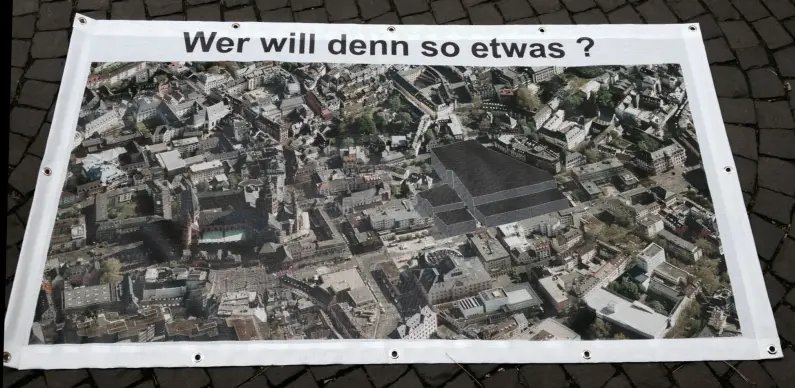 Plakat der BI Ludwigstraße mit Projektion des geplanten ECE-Blocks - Foto: gik