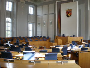Das alte Plenarrund im Landtag Rheinland-Pfalz vor dem Umbau. - Foto via Wikipedia