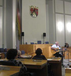Plenarsaal Landtag RLP mit Fahne und Wappen - Foto gik