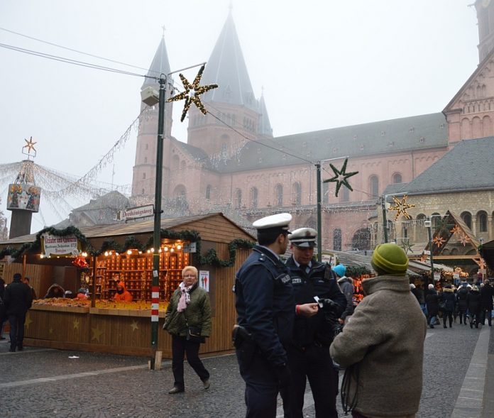 Polizei warnt vor Taschendieben auf dem Weihnachtsmarkt – Taschen verschließen, Geldbörse nah an den Körper
