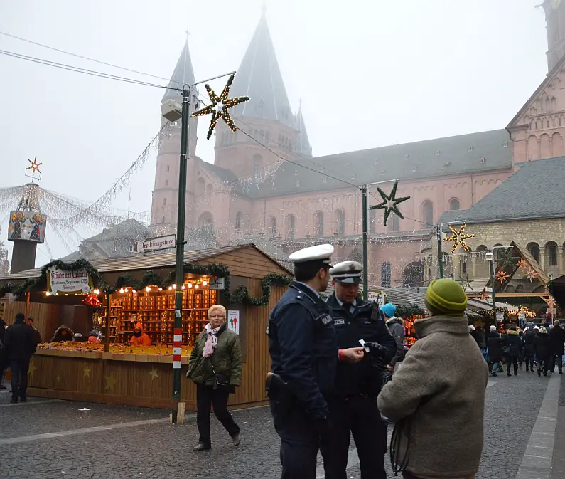 polizei-beratung-auf-dem-weihnachtsmarkt-foto-kirschstein