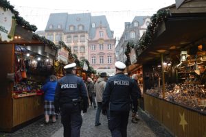Polizeistreife auf dem Mainzer Weihnachtsmarkt. - Foto: gik