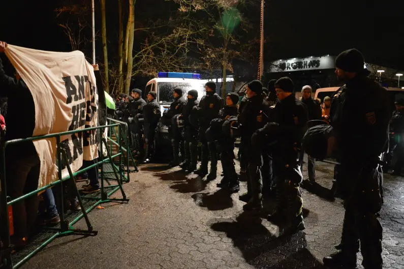 Polizei sichert AfD Veranstaltugn Bürgerhaus Finthen