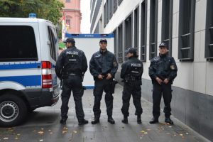 Polizeibeamte am Tag der Deutschen Einheit in Mainz. - Foto: gik