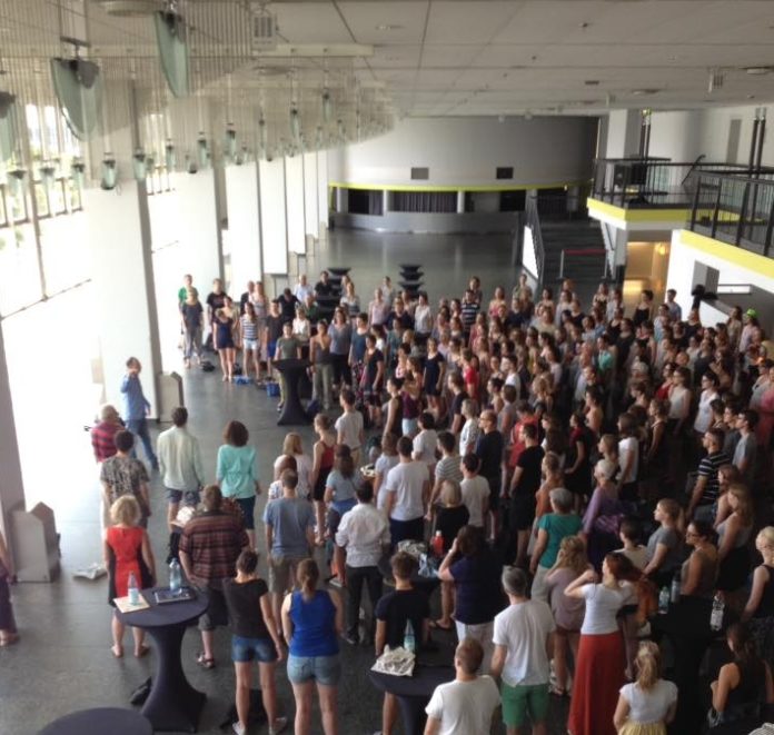 „Sing mit uns!“ – Collegium Musicum lädt 1.100 Grundschüler am 18.9.17 zum allgemeinen Singen auf den Markt