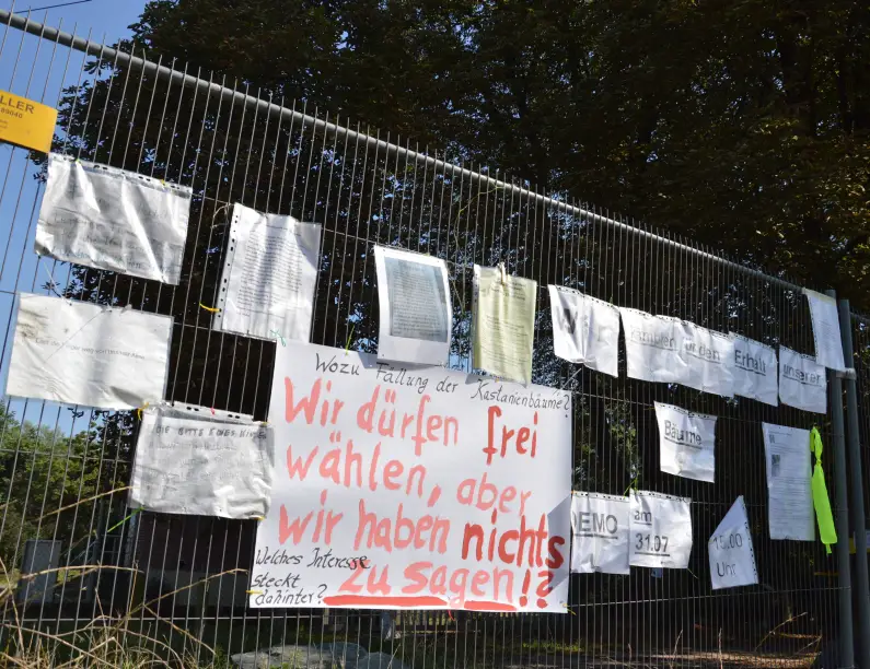 Protestschild am Zaun der Lesselallee: "Wir haben nichts zu sagen" - Foto: gik
