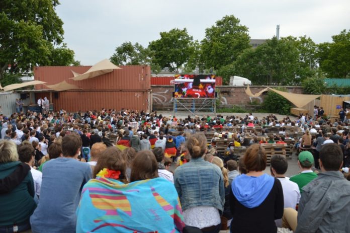 Kein Public Viewing zur Fußball-WM in Katar in Mainz und Wiesbaden – ZDF-Fußballmoderatorin Neumann hält kritischen Vortrag am Reformationstag