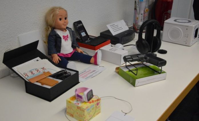 Spionage-Teddy, Störsender in der Kamera, brennende Funksteckdose – Ausstellung „Spionagegeräte“ bei der Verbraucherzentrale zeigt gefährliche Produkte