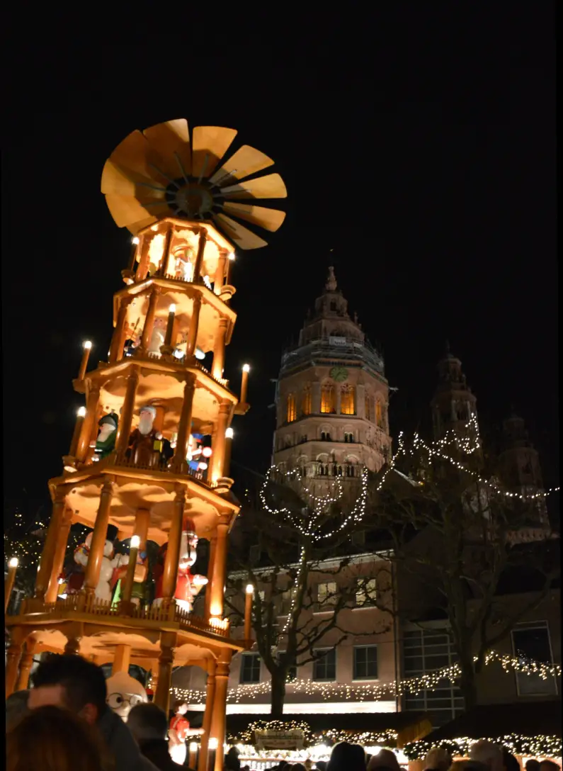 Pyramide und Dom sind die zwei Wahrzeichen des Mainzer Weihnachtsmarktes - Foto: gik