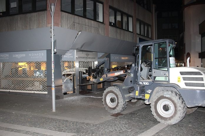 Mit dem Radlader ins Schaufenster – Spektakulärer Einbruch bei Juwelier Wagner-Madler am Brand – Täter ermittelt