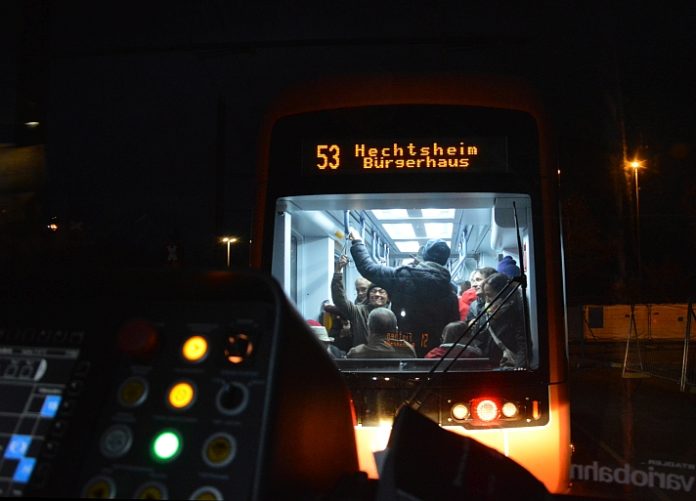 Riesenandrang bei der Mainzelbahn: Rappelvolle Bahnen, überfordertes System, spannende Fahrten