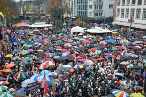 Helau aus tausenden Kehlen: Zuletzt war das 2019 am 11.11. auf dem Mainzer Schillerplatz der Fall. - Foto: gik