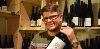 Weinraumwohnung wird fünf Jahre – Hausmesse mit 16 Winzern im Eulchen-Schlossbiergarten Reinfrank mit Magnumflasche Blutsbruder quer - Foto Kirschstein