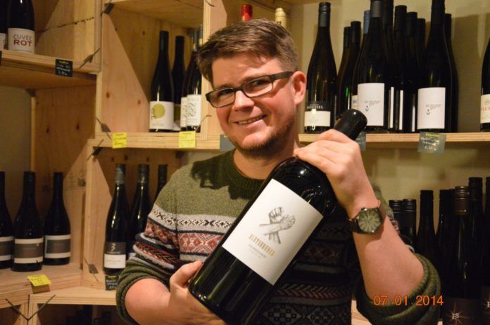 Weinraumwohnung wird fünf Jahre – Hausmesse mit 16 Winzern im Eulchen-Schlossbiergarten Reinfrank mit Magnumflasche Blutsbruder quer - Foto Kirschstein