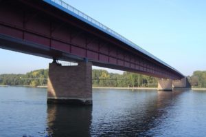 Oberhalb der Weisenauer Brücke wünschen sich die Binnenschiffer Möglichkeiten, am Ufer anzulegen. - Foto: Foto Karl Gotsch via Wikipedia