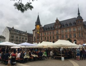 Ein privates Sommerfest in Wiesbaden hat einen Corona-Hotspot ausgelöst - das Foto zeigt indes die Rheingauer Weinwoche von 2017. - Foto: gik