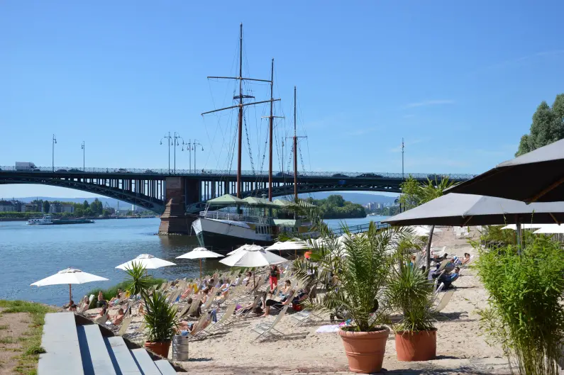Rheinstrand Kastel mit Brücke - Foto: gik