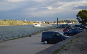 Der Parkplatz zwischen dem Rheinkai 500 und der Caponniere gehört den Mainzer Stadtwerken, hier soll eine Autoabsetzanlage für Binnenschiffer entstehen. - Foto: gik