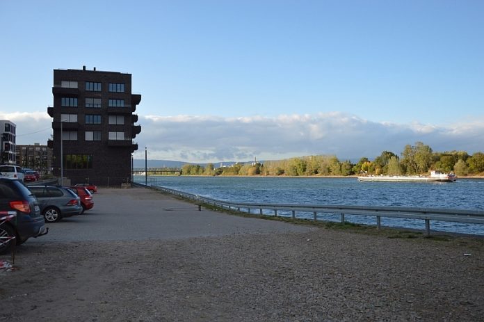 „Habt Ihr denn keinen Plan?“ – Schiffsliegeplätze vor dem Ufer der Mainzer Neustadt empören Anwohner – Angst vor Lärm und Dreck und ums Rheinufer