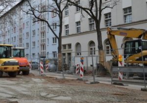 Robinien vor Lessingstraße 24 mit Baustelle nah