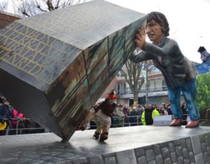 Der wankende Bibelturm samt Dezernentin Grosse schaffte es 2018 sogar auf einen Motivwagen im Mainzer Rosenmontagszug - passenderweise hob der kleine Narrenhund sein Beinchen an dem von den Mainzern abgelehnten Turm. - Foto: gik