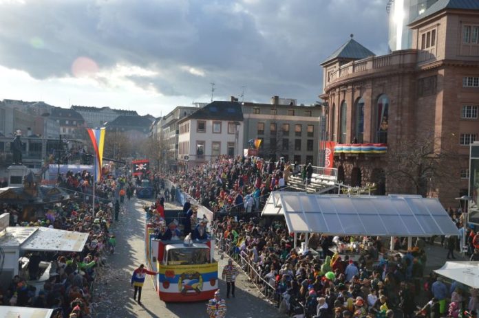 Phantastischer Rosenmontag in Mainz – Mehr als 500.000 feiern friedlich große Narrenparty, Rosenmontagszug rollt störungsfrei