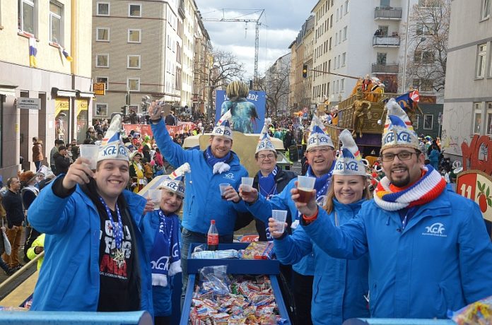 Rosenmontag 2019 in Mainz: Narren trotzen Sturm und Regen – Mit dem KCK auf dem Aktivenwagen durch Mainz – Bischof Kohlgraf segnet Wagen