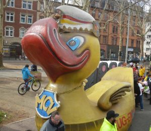 Die Zugente 2019 in der Mainzer Boppstraße, bevor sie in den Rosenmontagszug startete. - Foto: gik