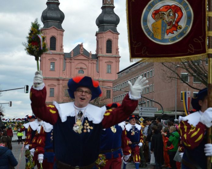 1. Januar: Neujahrsumzug der Mainzer Garden zum Auftakt der Fastnachtskampagne – Narrenkette über Theodor-Heuss-Brücke