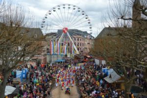 Das große Riesenrad am Dom am Rosenmontag 2017:; Neuauflage einer großen Fastnachtsmesse 2022?