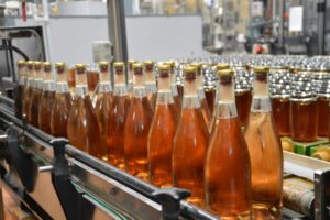 Rosésekte in der Abfüllanlage bei der Winzergenossenschaft in Sprendlingen. - Foto: gik 