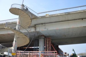 Die gebrochene Schiersteiner Brücke im Februar 2015 nach dem Absacken eines Brückenpfeilers. - Foto: gik