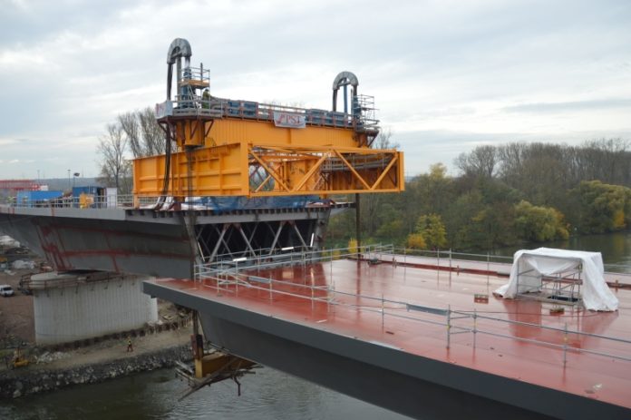 Schiersteiner Brücke: Neue Brückenhälfte erst im Spätsommer 2017 fertig – Teilstück eingeschwommen
