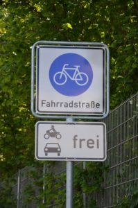In einer Fahrradstraße sind motorisierte Fahrzeuge lediglich geduldet. - Foto: gik