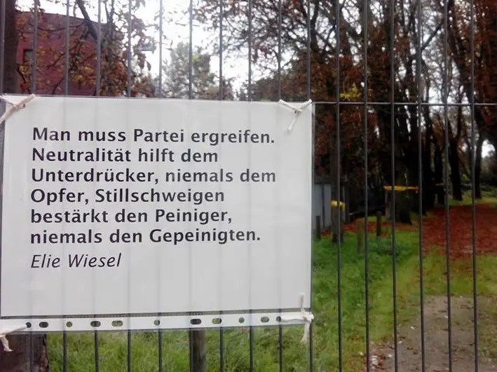 Schild "Man muss Partei ergreifen" am Zaun zur Lesselallee - Foto: privat
