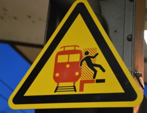 Schild Vorsicht Bahn